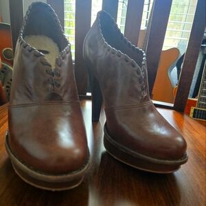 Ugg Elegant Brown Women's Heels